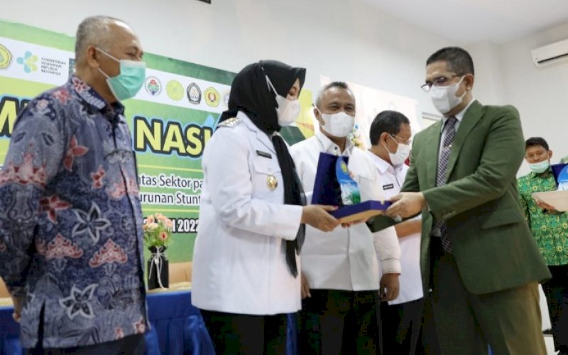 TERIMA PENGHARGAAN. Wakil Wali Kota Makassar Fatmawati Rusdi yang mewakili Wali Kota Makassar Moh Ramdhan Pomanto menerima penghargaan dari HAKLI di Ruang Theater Room Poltekkes Kemenkes Makassar, Rabu (27/7/2022). foto: istimewa