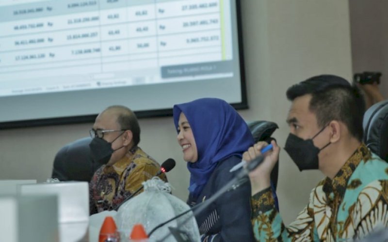 PIMPIN RAPAT. Wakil Wali Kota Makassar, Fatmawati Rusdi, memimpin rapat monitoring evaluasi, kegiatan APBD dan realisasi PAD Triwulan ll 2022 di Ruang Sipakatau Balai Kota Makassar, Kamis (21/7/2022). foto: istimewa