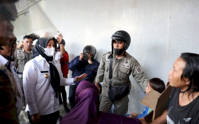 RAZIA. Wakil Wali Kota Makassar, Fatmawati Rusdi, memimpin razia Anak Jalanan (Anjal) serta Gelandangan dan Pengemis (Gepeng) dengan menyisir jalan protokol di Kota Makassar, Rabu (27/7/2022). foto: istimewa