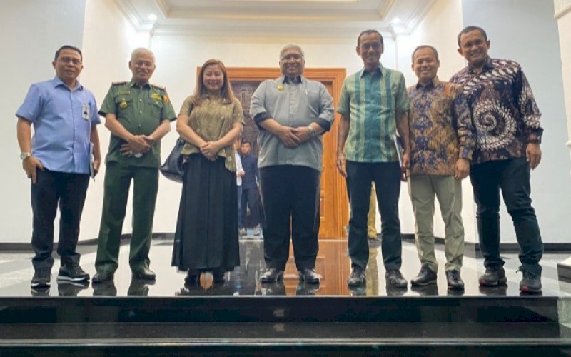 SILATURAHMI. CEO PT Vale Indonesia Tbk Febriany Eddy bersama Vice President Director PT Vale Adriansyah Chaniago bersilaturahmi bersama Gubernur Sultra Ali Mazi di kediamannya. foto: istimewa