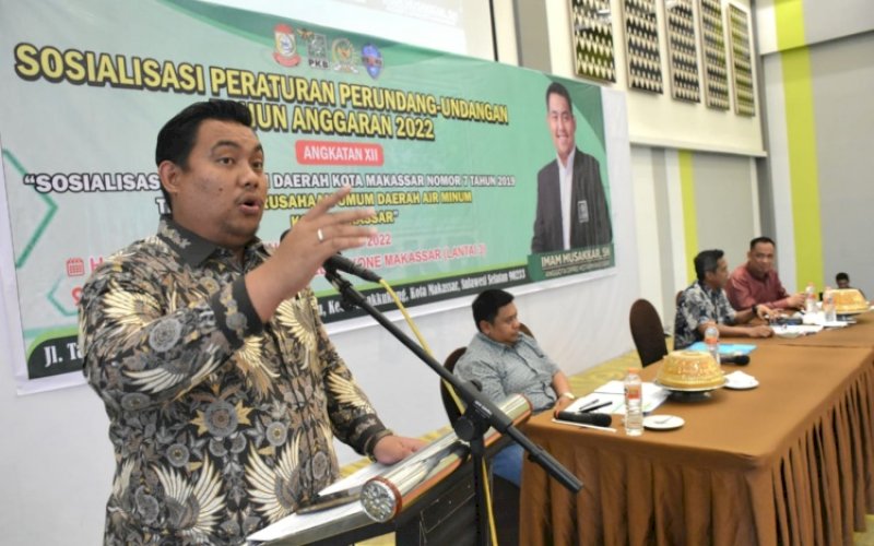 SOSIALISASI PERDA. Anggota DPRD Kota Makassar, Imam Musakkar, menggelar sosialisasi Peraturan Daerah (Perda) Nomor 7 Tahun 2019 tentang Perumda Air Minum Kota Makassar di Hotel MaxOne Makassar, Minggu (31/7/2022). foto: istimewa