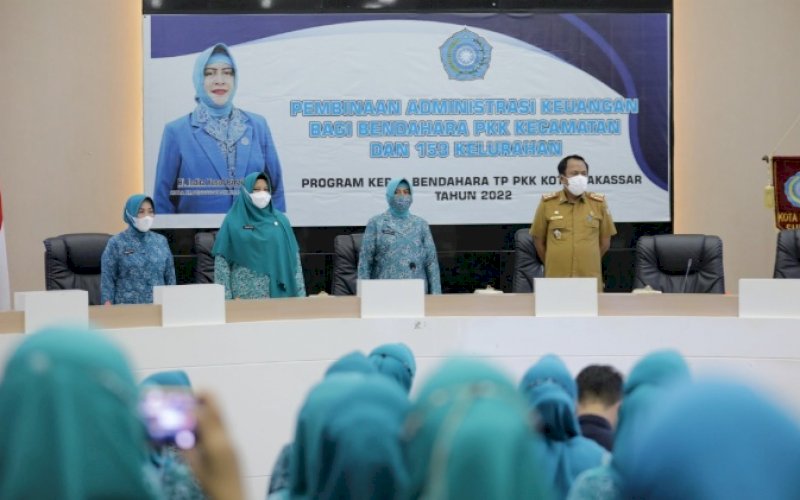 PEMBINAAN. Ketua TP PKK Kota Makassar, Indira Jusuf Ismail (kedua kanan), saat membuka Pembinaan Administrasi Keuangan bagi Bendahara TP PKK Kecamatan dan 153 Bendahara TP PKK Kelurahan Se-Kota Makassar di Ruang Sipakatau Kantor Balai Kota Makassar, Senin (4/7/2022). foto: istimewa
