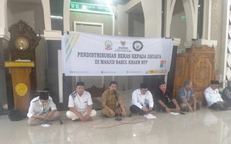 PENDISTRIBUSIAN. Suasana pendistribusian beras kepada duafa di Masjid Babul Khair BTP, Senin (4/7/2022). foto: istimewa