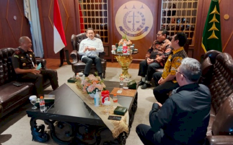 SILATURAHMI. Jaksa Agung ST Burhanuddin menerima rombongan pengurus SMSI Pusat yang dipimpin Ketua Umum Firdaus di Gedung Bundar Kejaksaan Agung Jakarta, Rabu (6/7/2022). foto: istimewa
