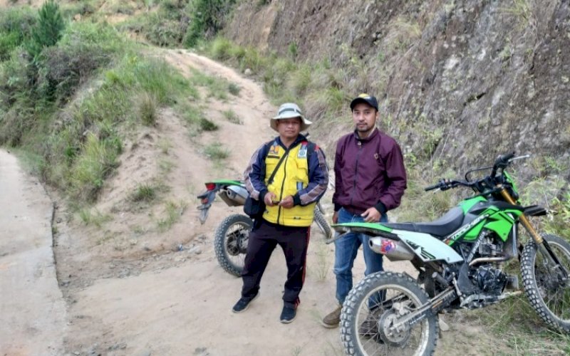 PENINJAUAN. Gubernur Sulsel, Andi Sudirman Sulaiman, menurunkan tim meninjau jalan rusak di Simbuang-Mappak, Kabupaten Tana Toraja. foto: istimewa