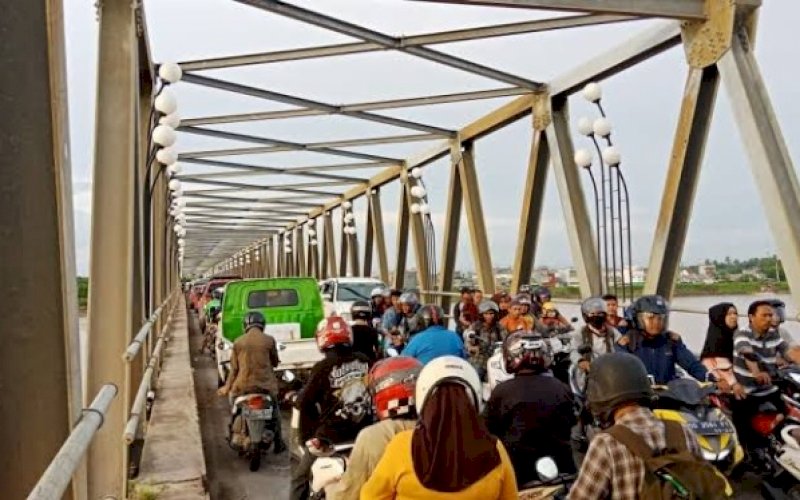 MACET. Jembatan Barombong yang berlokasi di wilayah Kecamatan Tamalate, Kota Makassar, kerap kali menimbulkan kemacetan panjang yang semakin hari semakin parah. foto: istimewa
