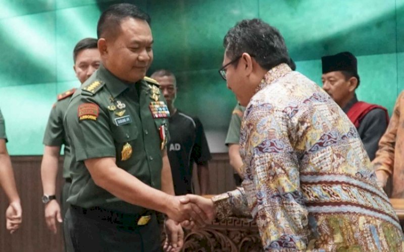 SALAMAN. Ketua Umum SMSI Firdaus (kanan) menyalami Kepala Staf Angkatan Darat (KSAD) Jenderal TNI Dudung Abdurachman di sela-sela Rapimnas SMSI 2022 di Markas Besar TNI Angkatan Darat, Jl Veteran, Jakarta, Kamis (21/7/2022). foto: istimewa