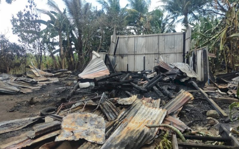 HANGUS TERBAKAR. Satu unit rumah hangus terbakar di Desa Banyuanyara, Kecamatan Sanrobone, Kabupaten Takalar. foto: istimewa
