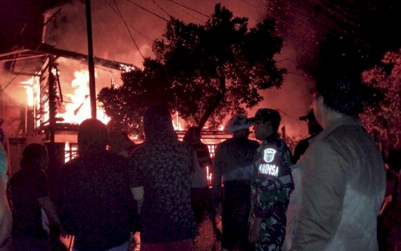 KEBAKARAN. Peristiwa kebakaran di Lingkungan Cakke, Keluruhan Lakawan, Kecamatan Anggeraja, Kabupaten Enrekang, terjadi Senin (18/7/2022) dini hari sekitar pukul 01.45 WITA. foto: istimewa