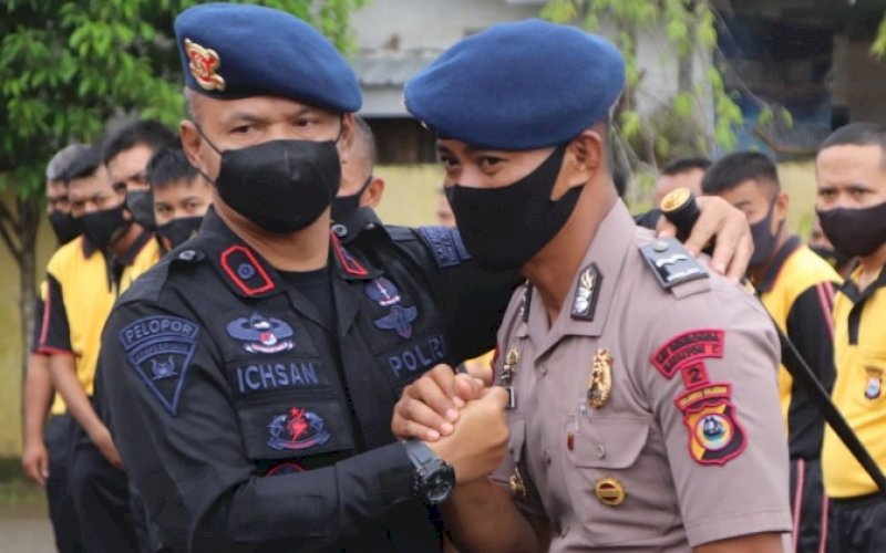 BERI SELAMAT. Danyon C Pelopor Satbrimob Polda Sulsel, Kompol Nur Ichsan memberikan selamat kepada personel yang menerima kenaikan pangkat setingkat lebih tinggi Terhitung Mulai Tanggal (TMT), Jumat (1/7/2022). foto: istimewa