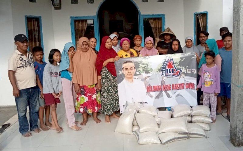 BERBAGI. Komunitas binaan Rudianto Lallo &lsquo;Komunitas Anak Rakyat&rsquo; membagikan ratusan paket sembako ke warga kurang mampu khususnya di Kecamatan Bajeng Barat, Bontonompo Selatan dan Somba Opu, Selasa (12/7/2022). foto: istimewa