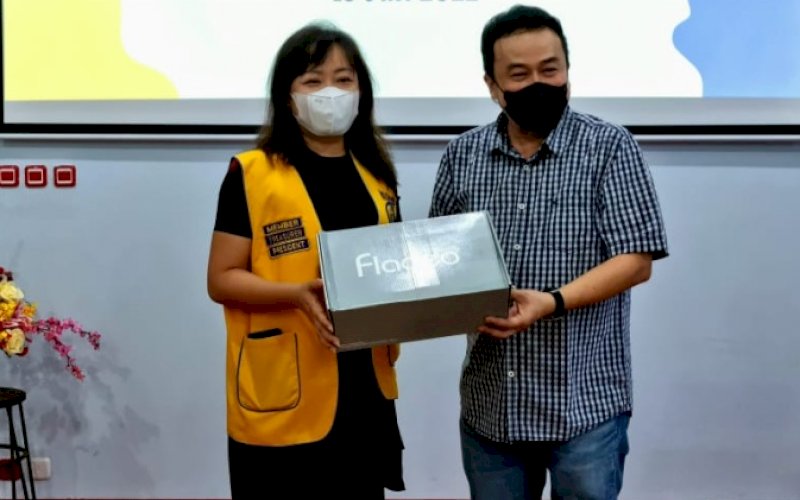 PENYERAHAN BANTUAN. Presiden Lions Club Sipakatau Makassar, Lions Fenny Juliany, secara simbolis memberikan bantuan sepatu untuk siswa-siswi prasejahtera di Kota Makassar. foto: istimewa 