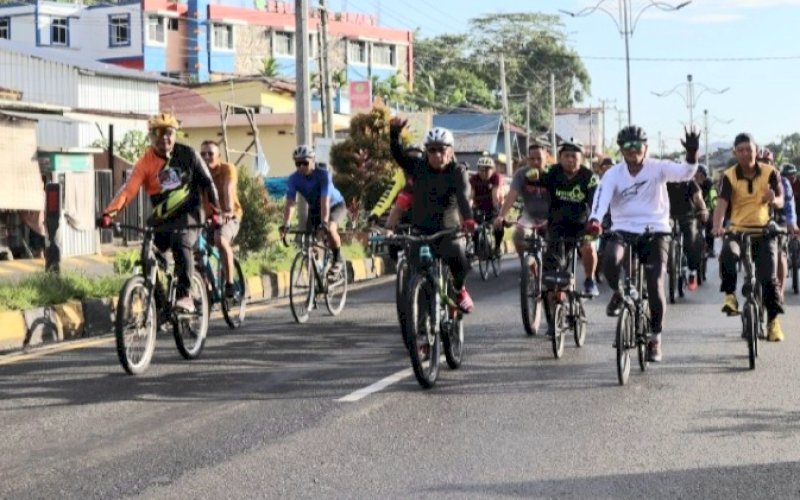 FUN BIKE. Pangdam XIV Hasanuddin, Mayjen TNI Andi Muhammad didamping Dandim 1403 Palopo Letkol Inf Afriadi Nidjo dan Kapolres Palopo AKBP Muh Yusuf Usman bersama personel TNI dan Polres Palopo mengikuti Fun Bike TNI/Polri, Jumat (1/7/2022). foto: istimewa