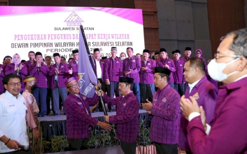 PENGUKUHAN. Ketua Umum DPP HIKMA Andi Rukman Nurdin Karumpa (ARN) disaksikan Wali Kota Makassar Moh Ramdhan Pomanto mengukuhkan Muh Ansar Mangopo sebagai Ketua DPW HIKMA Sulsel Periode 2021-2026 bersama jajaran pengurusnya di Hotel Four Points by Sheraton Makassar, Sabtu (16/7/2022). foto: istimewa