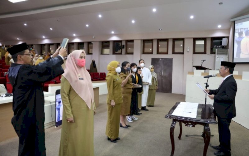 PELANTIKAN. Sekda Kota Makassar, Muh Ansar, melantik 259 pejabat fungsional di Ruang Sipakatau Balai Kota Makassar, Selasa (19/7/2022). foto: istimewa