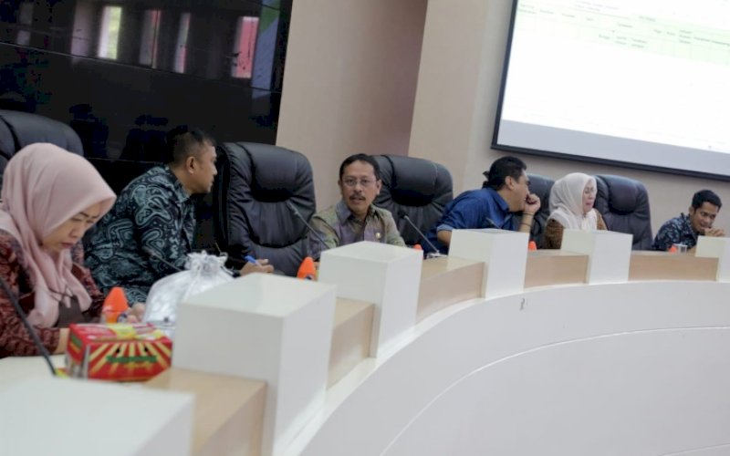 RAPAT. Sekda Kota Makassar, Muh Ansar (ketiga kiri), memimpin rapat lanjutan membahas Loronf Wisata di Ruang Sipakatau Balai Kota Makassar, Kamis (7/7/2022). foto: istimewa