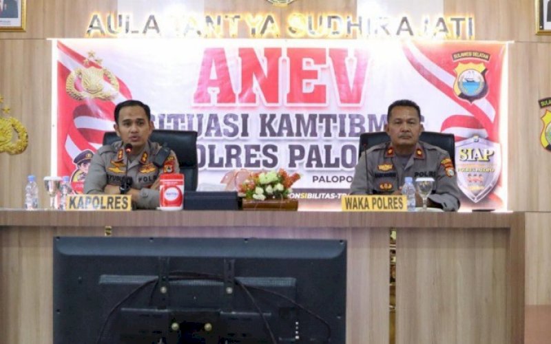 PIMPIN RAPAT. Kapolres Palopo, AKBP Muh Yusuf Usman (kiri), memimpin Rapat Analisa dan Avaluasi (Anev) rutin kinerja pekan kedua Juli 2022 di Aula Tantya Sudhirajati Polres Palopo, Selasa (19/7/2022). foto: istimewa