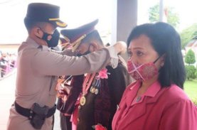 Polres Palopo Wisuda Purna Bakti 5 Personel yang Pensiun