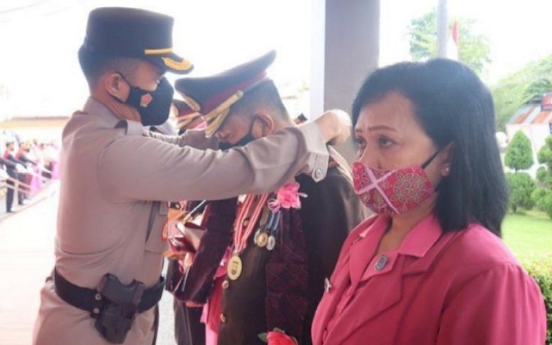 PELEPASAN. Kapolres Palopo, AKBP Muh Yusuf Usman, secara simbolis melepas personel purna bakti di Aula Bakti Praditina Polres Palopo, Selasa (5/7/2022). foto: istimewa