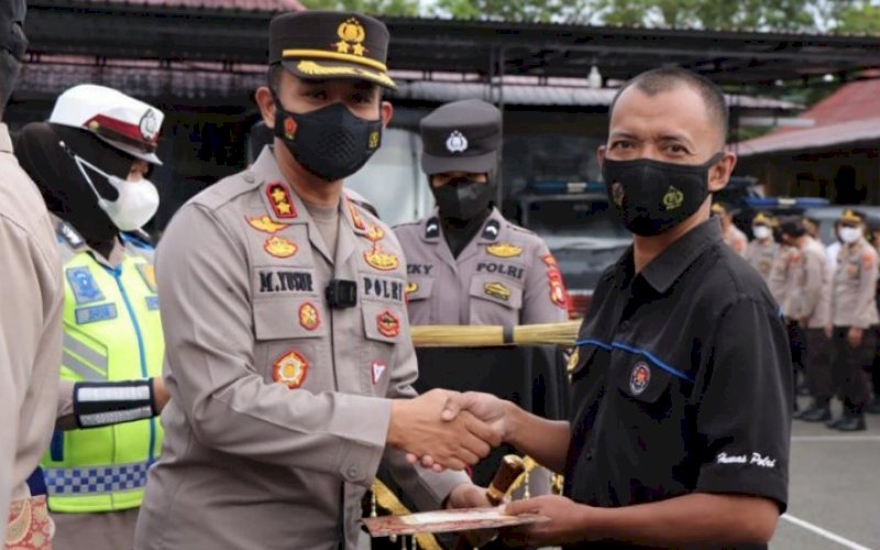 JUARA. Polres Palopo mengumumkan hasil dan memberikan Reward dan Hasil Penilaian Lomba Kebersihan dalam Rangka Hari Bhayangkara Ke-76 yang berlangsung di Lapangan Apel Polres Palopo, Senin (11/7/2022). foto: istimewa