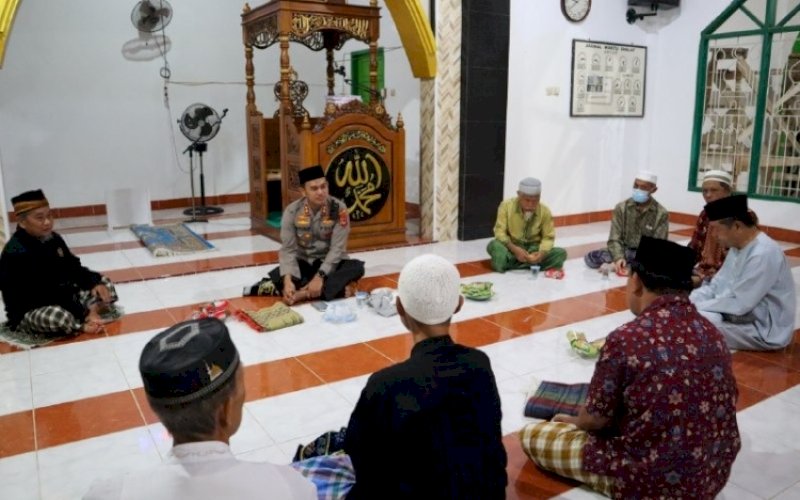 SAFARI SUBUH. Kapolres Palopo, AKBP Muh Yusuf Usman, melaksanakan Safari Subuh di Masjid Nurul Muhajirin Sempowae, Kelurahan Dangerakko, Kecamatan Wara, Kota Palopo, Rabu (20/7/2022). foto: istimewa