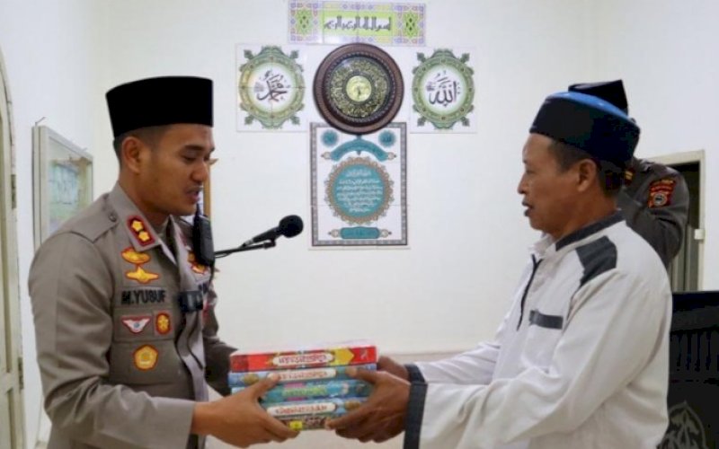 PENYERAHAN. Kapolres Palopo,&nbsp;AKBP Muh Yusuf Usman, menyerahkan Al Qur'an kepada pengurus Masjid Nurur Rahmah, Kelurahan Boting, Kecamatan Wara, Kota Palopo, Selasa (26/7/2022). foto: istimewa