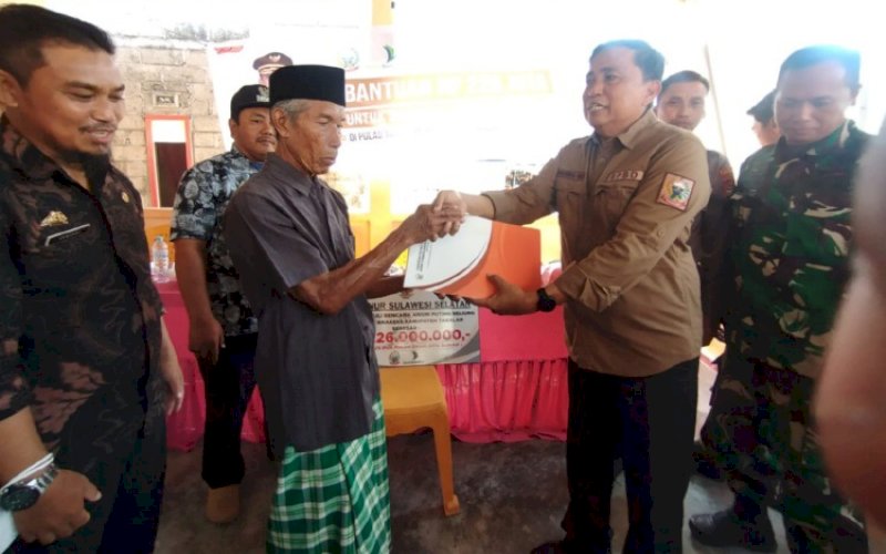 BANTUAN. Kepala BPBD Provinsi Sulsel, Muhammad Firda (kanan), menyerahkan bantuan kepada korban anging puting beliung di Desa Rewataya, Pulau Tanakeke, Kabupaten Takalar. foto: istimewa