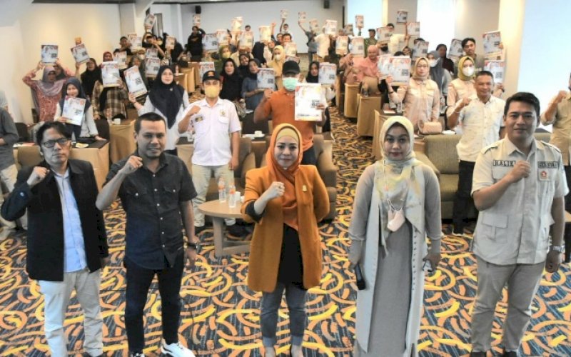 SOSIALISASI. Anggota DPRD Kota Makassar, Nunung Dasniar (tengah) menggelar sosialisasi Perda nomor 7 tahun 2021 tentang Ketertiban Umum, Ketentraman, dan Perlindungan Masyarakat di Hotel Grand Maleo Makassar, Jumat (8/7/2022). foto: istimewa