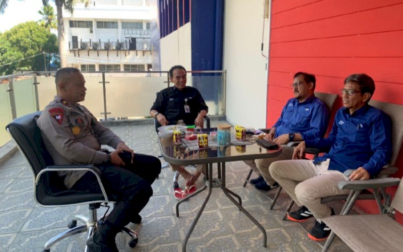SILATURAHMI. Komandan Batalyon (Danyon) C Pelopor Satbrimob Polda Sulsel Kompol Nur Ichsan bertemu Kepala Stasiun TVRI Sulsel Jati Setyo Wahyu, Senin (4/7/2022). foto: istimewa
