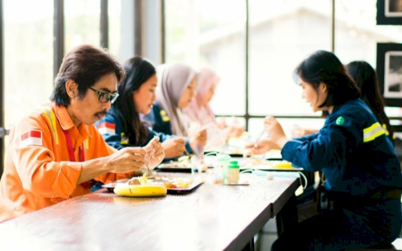 MENU SEHAT. Pekerja/karyawan PT Vale Indonesia Tbk sedang makan di Kantin Siloku yang menyediakan menu sehat. foto: istimewa