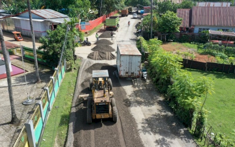 PERBAIKAN JALAN. Penanganan rekonstruksi pada ruas jalan Pangkep-Matojeng-Tondongkura-batas Maros di Kabupaten Pangkep memasuki progres 12,95 persen. foto: istimewa
