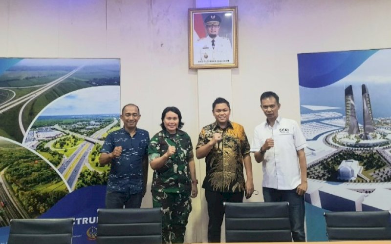 AUDIENSI. Ketua KONI Provinsi Sulsel, Yasir Machmud, menerima Panitia Kejurnas X dan Liganas Seri-1 Muaythai Indonesia 2022 serta Pengprov Muaythai Indonesia Sulsel di ruang kerjanya, PT Citra Sulsel Indonesia (Perseroda Sulsel), Kota Makassar, Selasa (12/7/2022). foto: istimewa