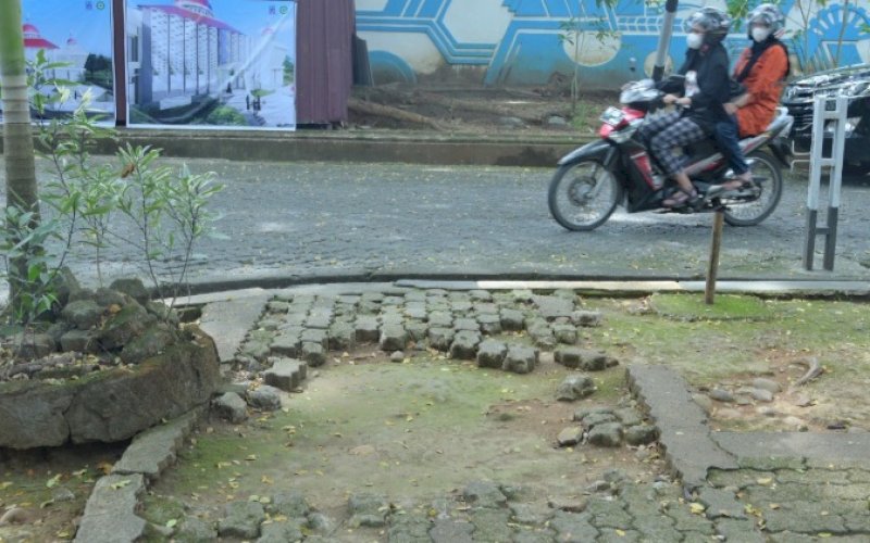 RUSAK. Kondisi pedestrian dan taman Kantor Gubernur Sulsel yang banyak mengalami kerusakan. foto: istimewa