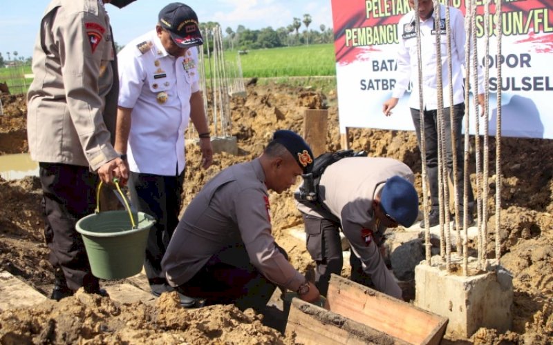 PELATAKAN BATU. Dansat Brimob Polda Sulsel Kombes Pol Heru Novianto bersama Bupati Bone A Fahsar M Padjalangi melaksanakan peletakan batu pertama pembangunan rumah susun/flat Batalyon C Pelopor di Jl Yos Sudarso, Kabupaten Bone, Rabu (13/7/2022). foto: istimewa