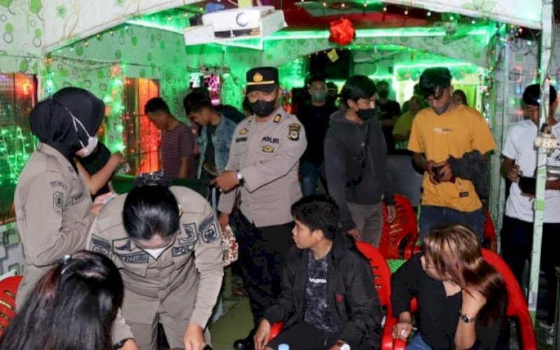 OPERASI PEKAT. Personel gabungan di bawah koordinasi Polres Palopo menggelar patroli dan razia dalam rangka penanggulangan Penyakit Masyarakat (Pekat) di Kota Palopo, Kamis (7/7/2022). foto: istimewa