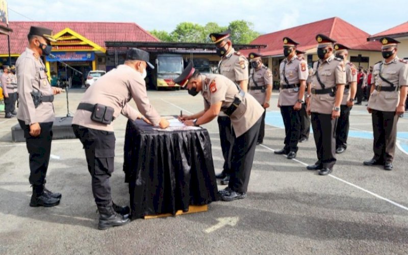 UPACARA. Kapolres Palopo, AKBP Muh Yusuf Usman (kiri), memimpin upacara pelantikan Kabag Ops dan serah terima lima kasat yang berganti pejabat di Lapangan Apel Polres Palopo, Sabtu (23/7/2022). foto: istimewa