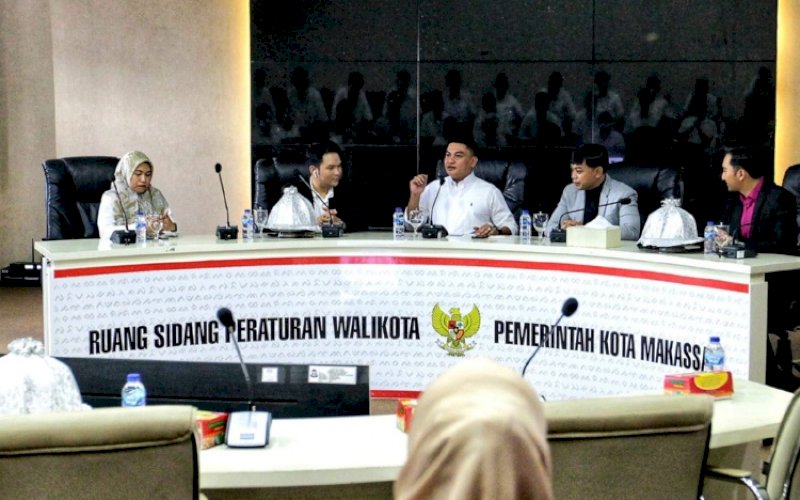 PELATIHAN. Kepala Bagian Protokol dan Komunikasi Pimpinan Kota Makassar, Muh Zuhur Dg Ranca (tengah), saat membuka pelatihan keprotokoleran di Ruang Sipakalebbi, Kantor Balai Kota Makassar, Rabu (13/7/202). foto: istimewa
