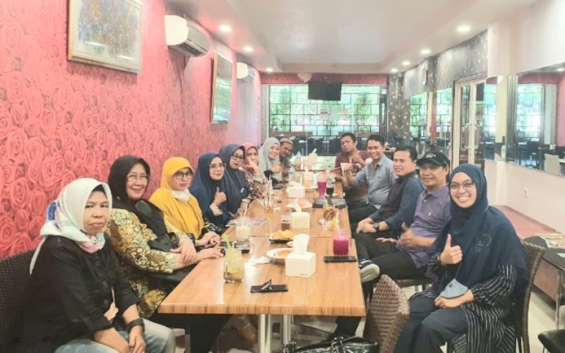 RAPAT PANITIA. Rapat Panitia Pelantikan Pengurus DPW HIKMA Sulsel di Benz Cafe Makassar, Sabtu (2/7/2022). foto: istimewa