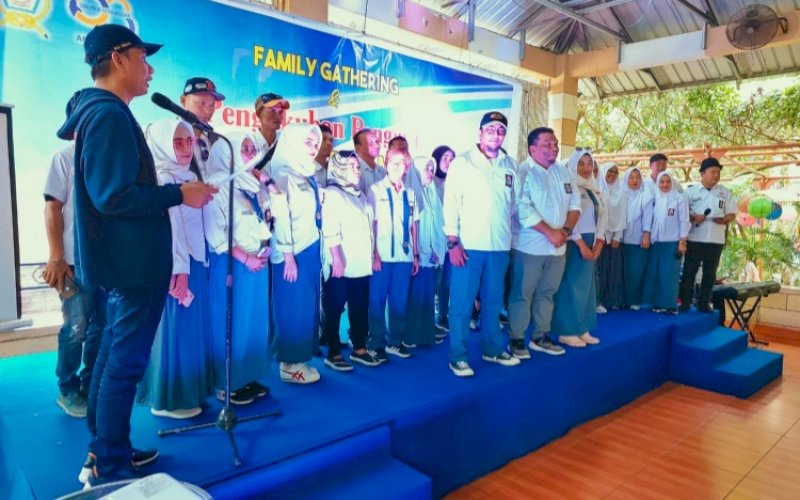 PENGUKUHAN. Ketua Umum Ikatan Alumni (IKA) SMA Negeri 6 Makassar, Rudianto Lallo, mengukuhkan pengurus IKA SMAN 6 Makassar Angkatan 98 periode 2022-2025 di Wisata Kebun Kabupaten Gowa, Minggu (31/7/2022). foto: istimewa