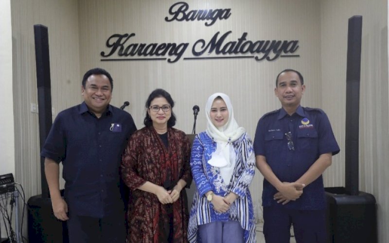 SILATURAHMI. Ketua DPRD Kota Makassar Rudianto Lallo (kanan) didampingi istri tercinta Irnawati Astuti saat menjamu dan silaturahmi dengan Wakil Ketua DPR RI dari Fraksi Nasdem Rachmat Gobel didampingi istri tercinta Retno Damayanti di Rumah Jabatan Ketua DPRD Kota Makassar, Kamis (21/7/2022) malam. foto: istimewa