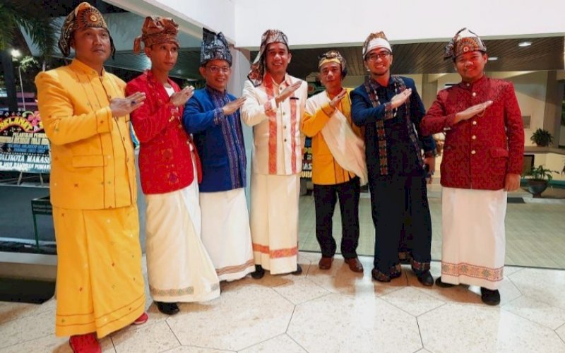 PELANTIKAN. Ketua DPRD Makassar, Rudianto Lallo (tengah), hadiri pelantikan pengurus Perhimpunan Masyarakat Toraja Indonesia (PMTI) Wilayah Sulsel di Gedung Manunggal, Rabu (6/7/2022). foto: istimewa
