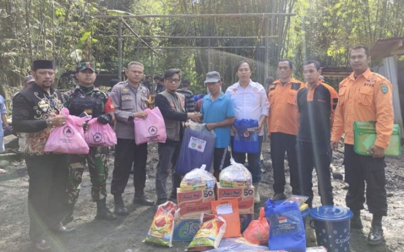 BANTUAN. Pemprov Sulsel melalui BPBD Provinsi Sulsel menyalurkan bantuan logistik buffer stock yang diserahkan BPBD Kabupaten Maros kepada korban kebakaran di Dusun Palagai, Desa Lekopancing, Kecamatan Tanralili, Kabupaten Maros, Jumat (29/7/2022). foto: istimewa