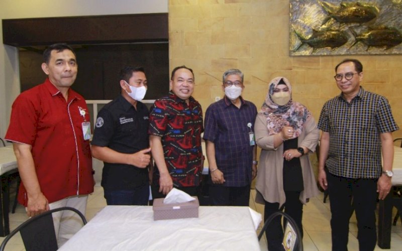 SILATURAHMI. Ketua Apindo Sulsel Suhardi (ketiga kiri) di sela-sela santap malam bersama Kepala Wilayah BPJS Ketenagakerjaan Sulawesi Maluku Mince Wattu di Rumah Makan Ratu Gurih Makassar, Jumat (22/7/2022). foto: istimewa