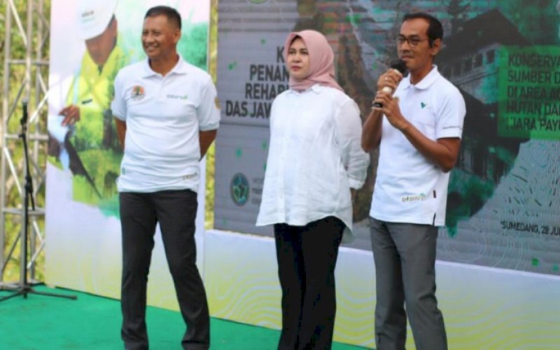 TANAM POHON. Komitmen PT Vale Indonesia Tbk (PT Vale) dalam mendukung keberlanjutan terus ditunjukkan. Kali ini PT Vale turut andil dalam melakukan pemulihan, perbaikan, dan pengembalian fungsi Daerah Aliran Sungai (DAS) di Jawa Barat. foto: istimewa