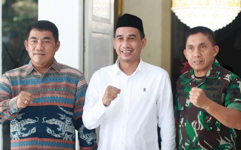 Mayjend TNI (Purn) Yulius Selvanus Lumbaa (ki-ka), Rudianto Lallo, dan Mayjen TNI Andi Muhammad Bau Sawa Mappanyukki. foto: istimewa