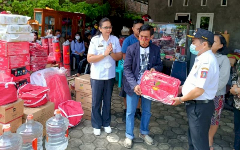 BANTUAN. Wakil Bupati Tana Toraja Zadrak Tombeg didampingi Kepala Dinas Sosial Kabupaten Tana Toraja Adriana Saleng menyerahkan bantuan kepada korban kebakaran di Kelurahan Ariang, Kecamatan Makale, Tana Toraja yang terjadi pada Rabu (13/7/2022) dini hari. foto: istimewa