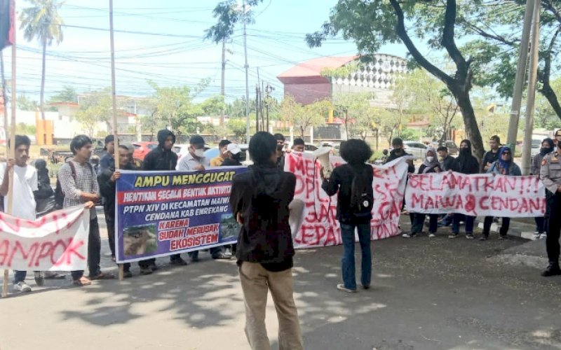AKSI. Puluhan massa yang tergabung dalam AMPU dan Formakar mendatangi Kantor Dinas Pengelolaan Lingkungan Hidup Provinsi Sulsel yang terletak di Kantor Gubernur Sulsel, Rabu (31/8/2022). foto: istimewa