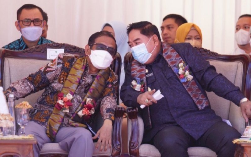 BERBINCANG. Sekda Provinsi Sulsel Abdul Hayat Gani (kanan) bincang santai dengan Plt Menteri PANRB Mahfud MD pada peresmian Mal Pelayanan Publik (MPP) di Kabupaten Maros, Jumat (19/8/2022). foto: istimewa