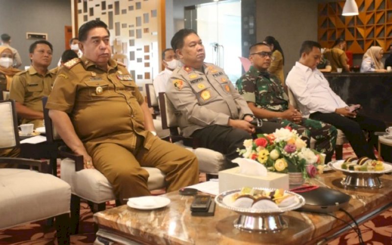 RAKOR. Sekda Provinsi Sulsel, Abdul Hayat Gani (kiri), bersama unsur Forkopimda mengikuti Rapat Koordinasi Pengendalian Inflasi Daerah yang digelar secara virtual Kemendagri, Selasa (30/8/2022). foto: istimewa