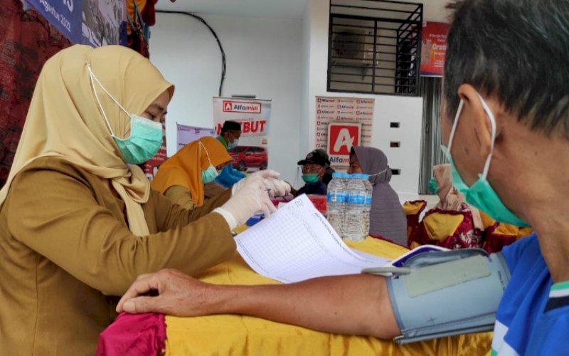 CSR. Memperingati HUT ke-15, Alfamidi dengan mengusung tema B15A (bisa) melaksanakan berbagai Corporate Social Responsibility (CSR) di seluruh cabang. foto: istimewa